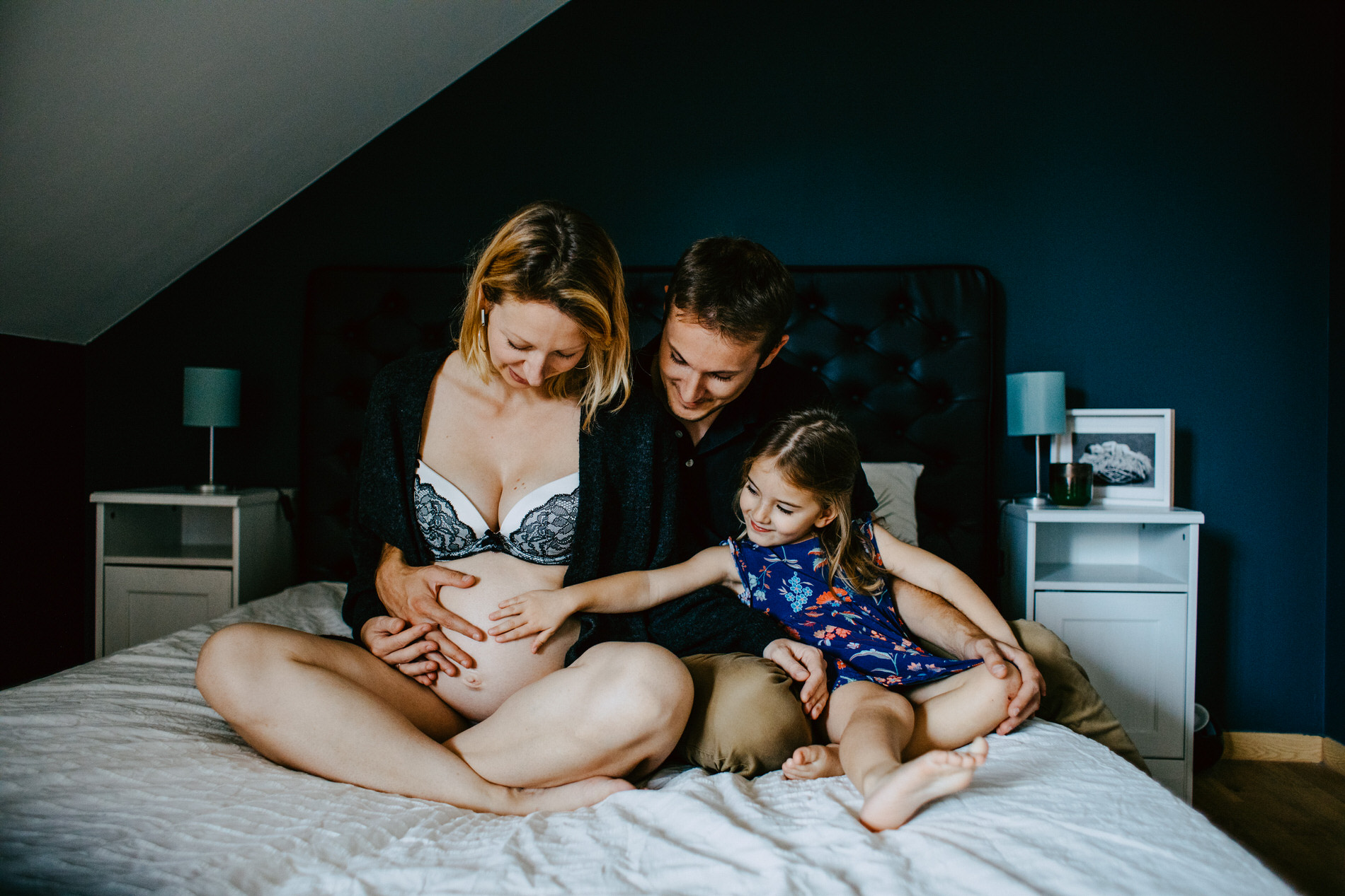 séance photo grossesse en famille - photographe grossesse fontainebleau - photographe lifestyle seine et marne - préparer l'arrivée de bébé ile de france - lucie atlan photographe